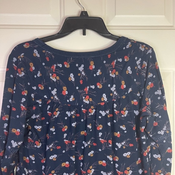 Mountain khaki floral v neck long sleeve top. - Picture 6 of 7